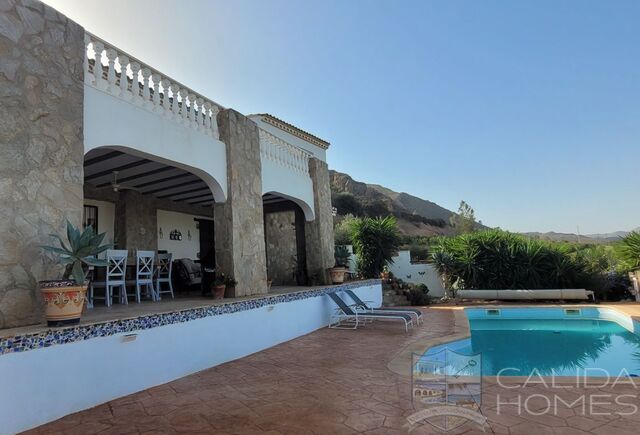 Cortijo Flounders: Detached Character House for Sale in Cantoria, Almería