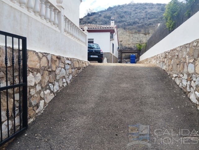 Villa Bluebell: Resale Villa for Sale in Arboleas, Almería