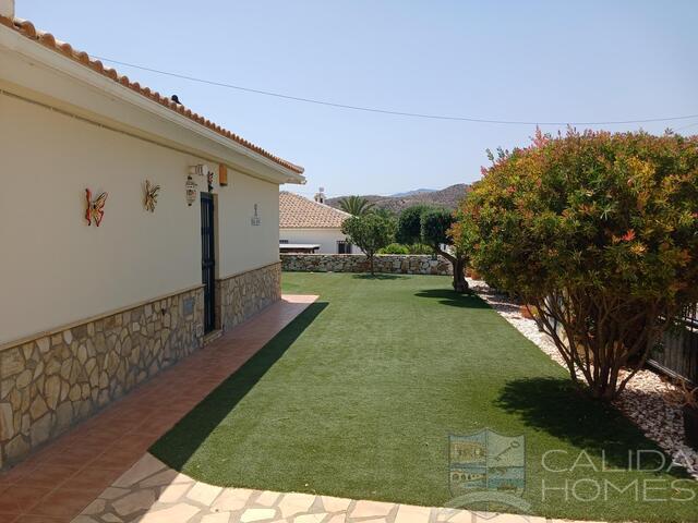 Villa Cerezaa: Resale Villa for Sale in Arboleas, Almería