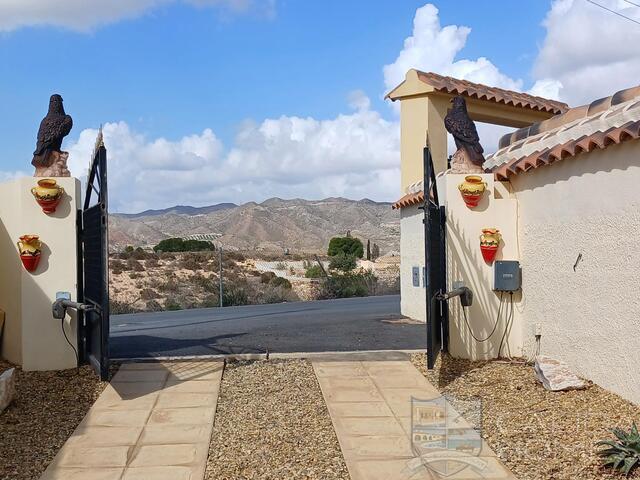 Villa Coral: Resale Villa for Sale in Arboleas, Almería