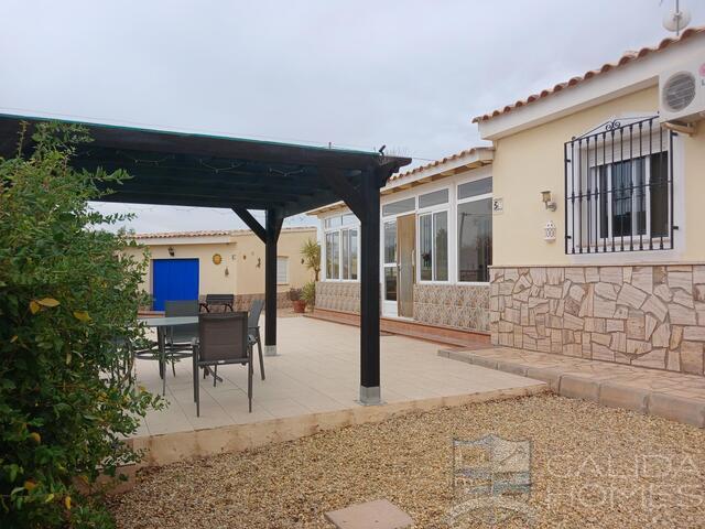 Villa Estrellas: Resale Villa for Sale in Albox, Almería