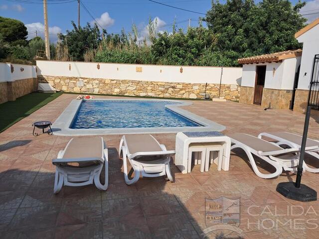 Villa Fluida: Resale Villa for Sale in Arboleas, Almería