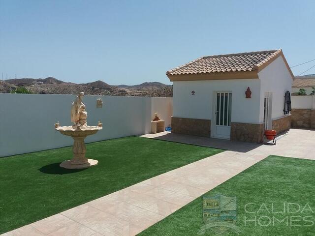 Villa Fluida: Resale Villa for Sale in Arboleas, Almería