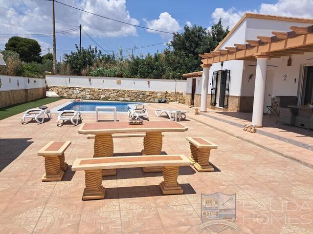 Villa Fluida: Resale Villa for Sale in Arboleas, Almería