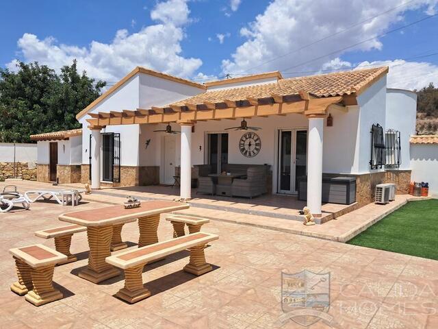 Villa Fluida: Resale Villa for Sale in Arboleas, Almería