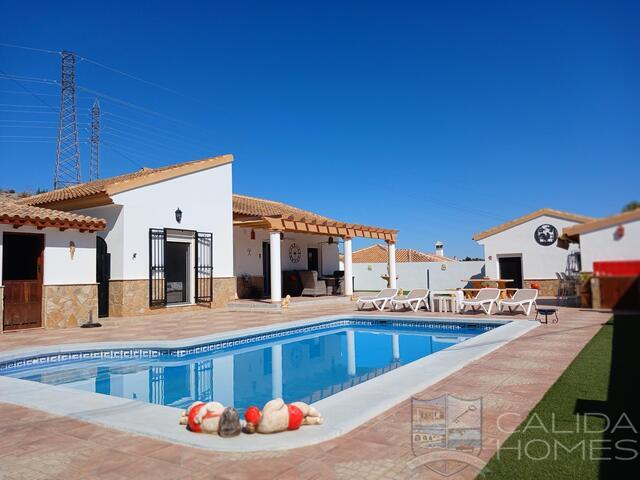 Villa Fluida: Resale Villa for Sale in Arboleas, Almería