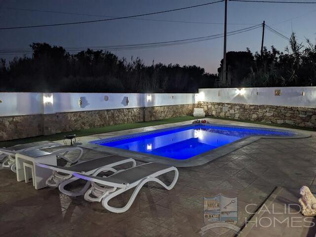 Villa Fluida: Resale Villa for Sale in Arboleas, Almería