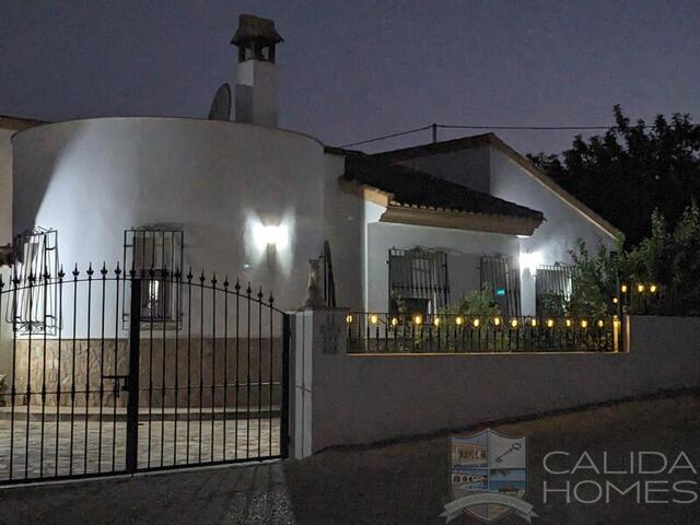 Villa Fluida: Resale Villa for Sale in Arboleas, Almería