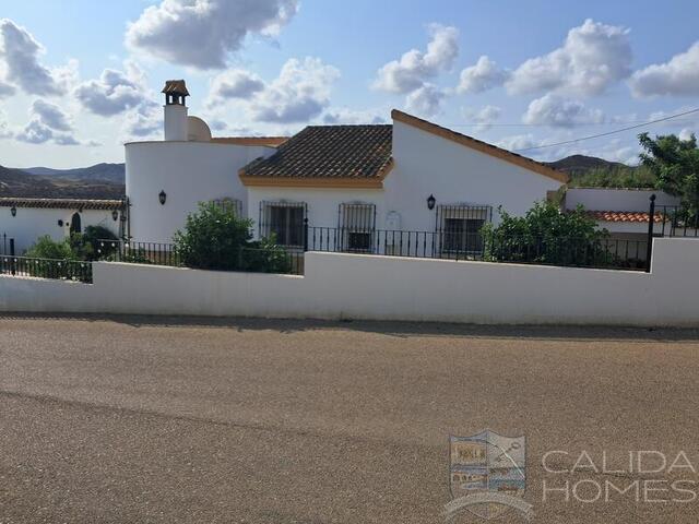 Villa Fluida: Resale Villa for Sale in Arboleas, Almería