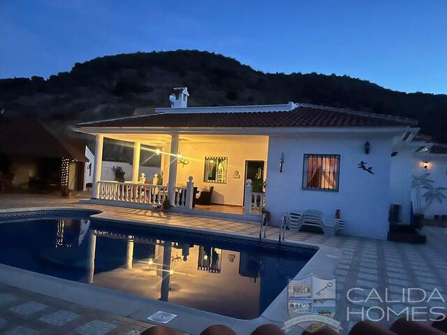 Villa Grande: Resale Villa for Sale in Arboleas, Almería