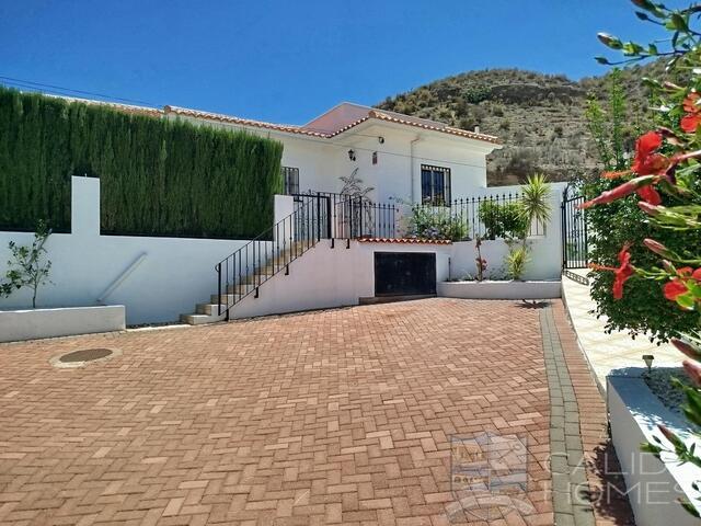 Villa Grande: Resale Villa for Sale in Arboleas, Almería