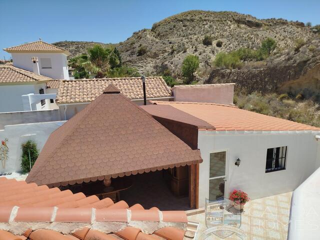 Villa Grande: Resale Villa for Sale in Arboleas, Almería