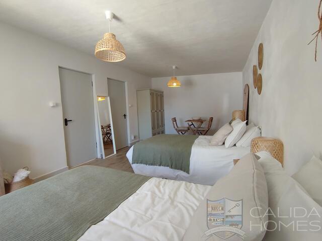 Villa Grande: Resale Villa for Sale in Arboleas, Almería