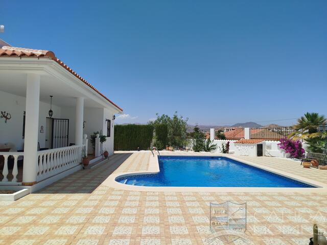 Villa Grande: Resale Villa for Sale in Arboleas, Almería