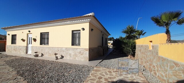 Villa Juan: Resale Villa for Sale in Arboleas, Almería