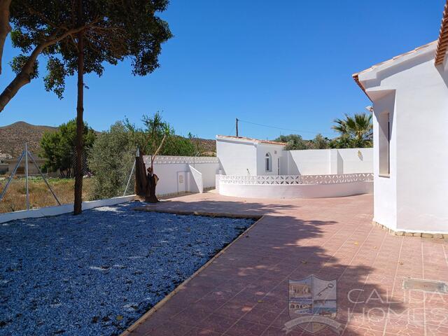 Villa Lemon Tree: Resale Villa for Sale in Arboleas, Almería