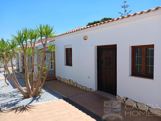 Villa Lemon Tree: Resale Villa for Sale in Arboleas, Almería