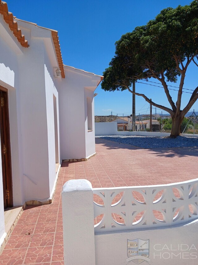 Villa Lemon Tree: Resale Villa for Sale in Arboleas, Almería