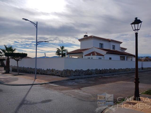 Villa Lotus : Resale Villa for Sale in Arboleas, Almería