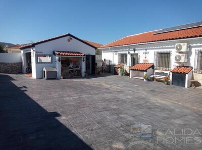 VILLA LUXO: Resale Villa in Arboleas, Almería