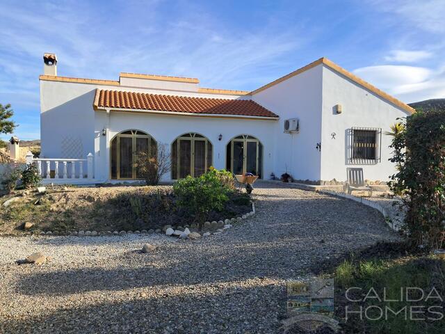 Villa Mimosa: Resale Villa for Sale in Arboleas, Almería