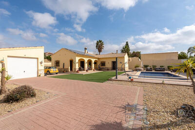 Villa Mosaic: Resale Villa in Arboleas, Almería