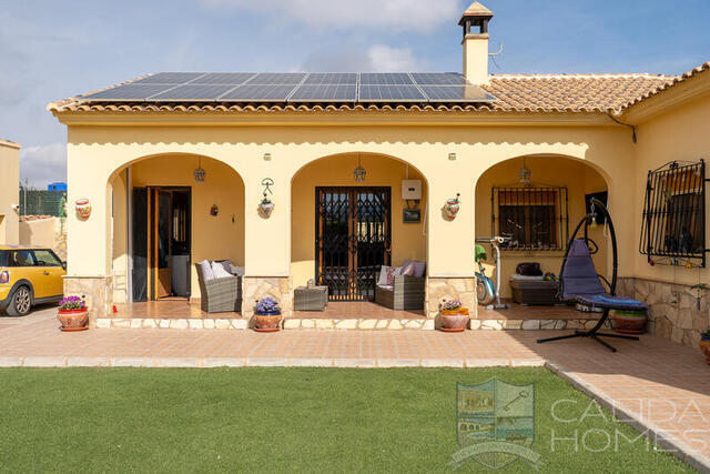 Villa Mosaic: Resale Villa for Sale in Arboleas, Almería