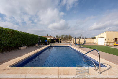 Villa Mosaic: Resale Villa in Arboleas, Almería