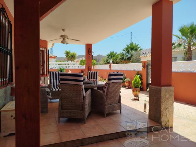 Villa Orange Blossom: Resale Villa for Sale in Arboleas, Almería