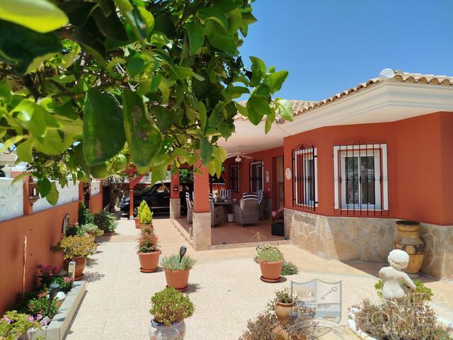 Villa Orange Blossom: Resale Villa for Sale in Arboleas, Almería