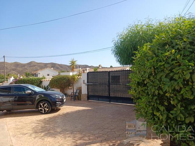 Villa Salsa: Resale Villa for Sale in Arboleas, Almería