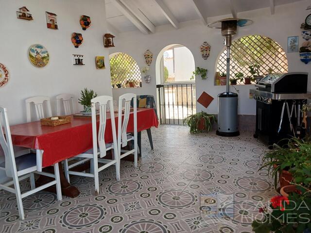 Villa Salsa: Resale Villa for Sale in Arboleas, Almería