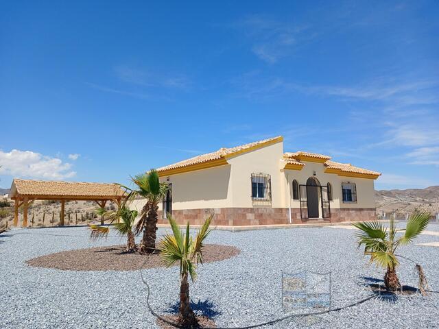 Villa Seclusion: Resale Villa for Sale in Las Pocicas, Almería