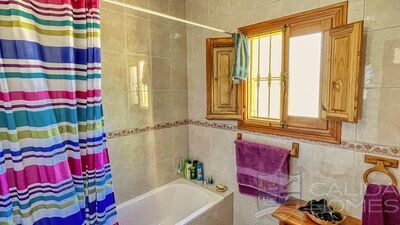 Villa Star: Resale Villa in Arboleas, Almería