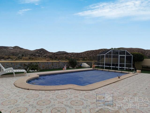 Villa Vista Bueno: Resale Villa for Sale in Arboleas, Almería