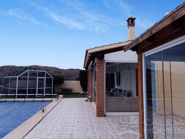 Villa Vista Bueno: Resale Villa for Sale in Arboleas, Almería